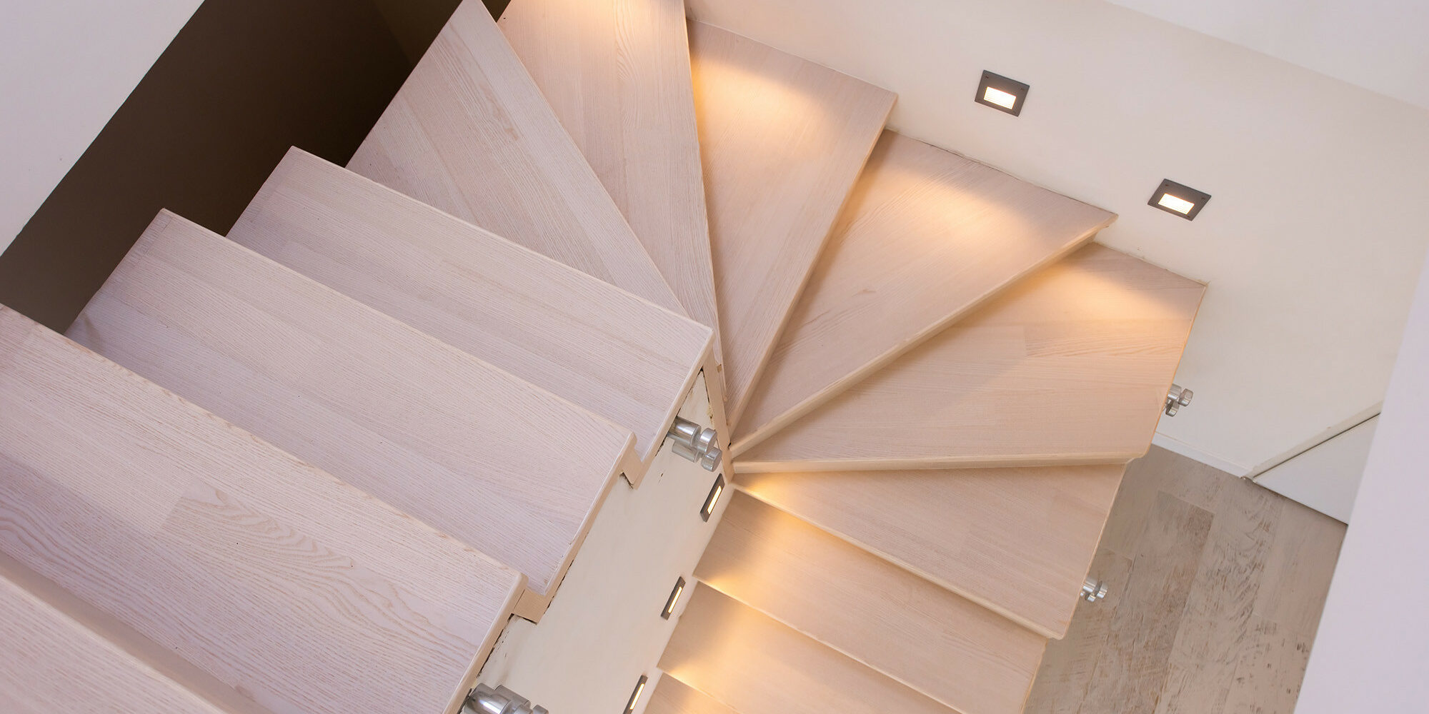 AdobeStock_327018223 (1) light vs. dark hardwood flooring in San Francisco, CA